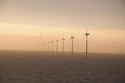 This image displays the offshore wind farm Thanet with its wind turbines